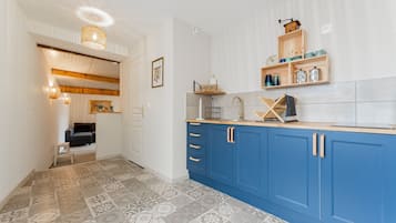 Een koelkast, een microgolfoven, een koffiezetapparaat/waterkoker