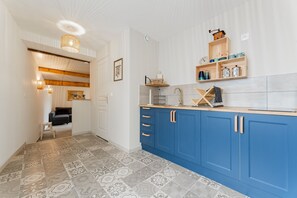 Frigorifero, microonde, macchina per tè/caffè, bollitore elettrico