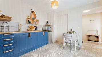 Een koelkast, een microgolfoven, een koffiezetapparaat/waterkoker