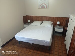 2 bedrooms, iron/ironing board, WiFi