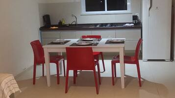 Køleskab, mikrobølgeovn, kogeplade, elkedel