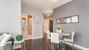 Dining - Modern 2Bd Condo in Square1 with Iconic Views (Mississauga)