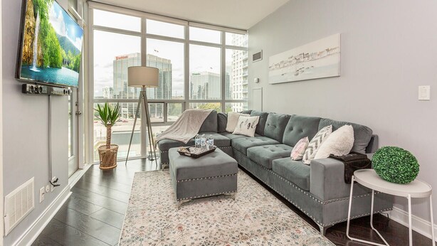 Smart TV - Modern 2Bd Condo in Square1 with Iconic Views (Mississauga)
