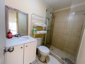 Haartrockner, Handtücher, Seife, Shampoo