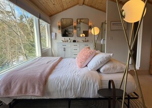 5 bedrooms, desk, iron/ironing board, travel cot