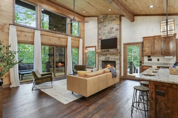 Una Smart TV, una chimenea, libros, una biblioteca de música