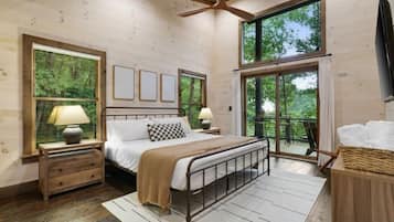 2 makuuhuonetta, työpöytä, silitysrauta/-lauta, vauvan matkasänky