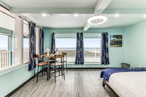 Royal suite | Luxe beddengoed, donsdekens, pillowtop-bedden, individueel gedecoreerd