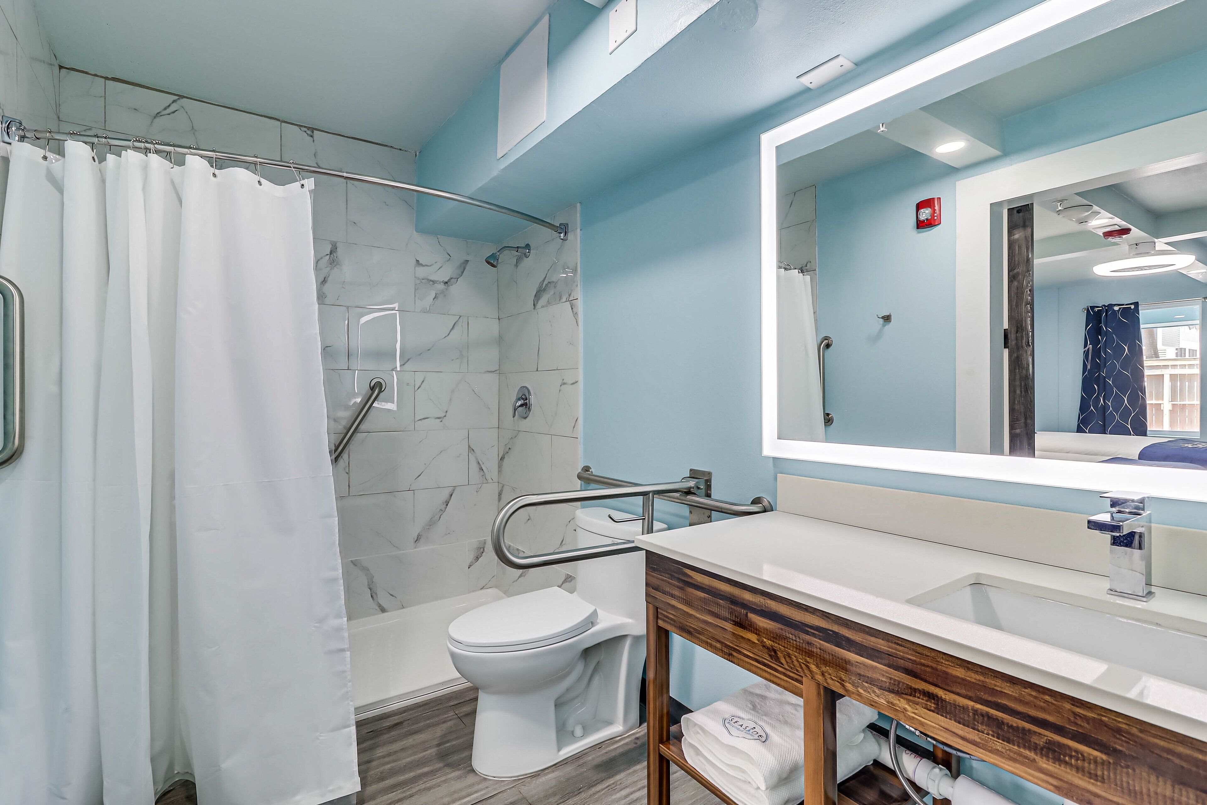 Ein modernes Badezimmer mit Dusche, Toilette und Waschtisch.