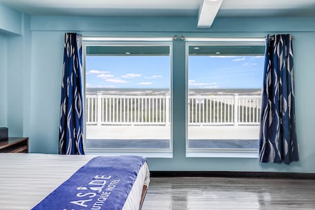 Presidential Suite | Premium bedding, down comforters, pillowtop beds, individually decorated. Seaside Boutique Hotel