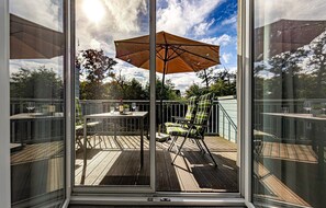 Outdoor dining - Ferienhaus Nordsee-koje mit Meerblick, Strandkorb, Kamin, Sauna (Wangerland)