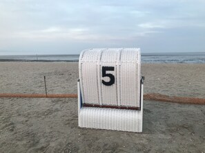 On the beach - Ferienhaus Nordsee-koje mit Meerblick, Strandkorb, Kamin, Sauna (Wangerland)