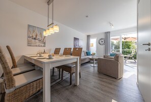 Dining - Ferienhaus Nordsee-koje mit Meerblick, Strandkorb, Kamin, Sauna (Wangerland)