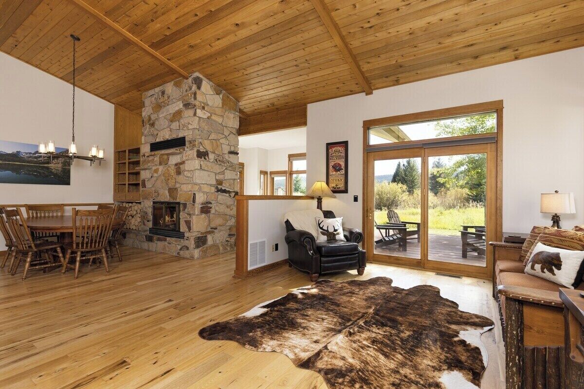 Smart-TV, Kamin, Bücher