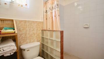 Serviettes fournies, papier toilette