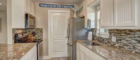 Kylskåp, mikrovågsugn, ugn och spishäll