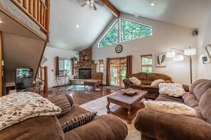 Smart TV, fireplace, books - Direct River Access/ Minutes to Glacier National! (Hungry Horse)