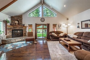 Smart TV, chimenea y libros 