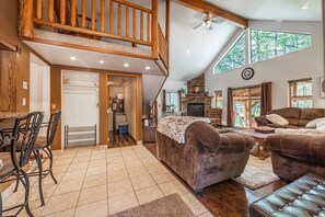 Smart TV, fireplace, books - Direct River Access/ Minutes to Glacier National! (Hungry Horse)