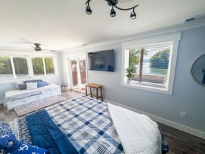 3 habitaciones, escritorio y tabla de planchar con plancha 