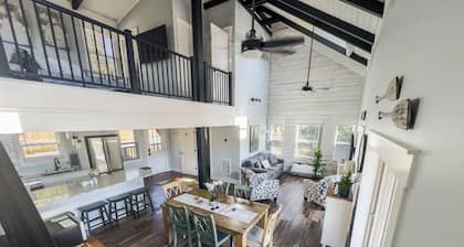 A Quiet Retreat on the Shore of Watts Bar Lake - Dog Friendly with Lake Access!