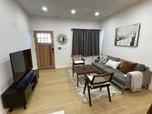 Smart TV, books - Modern Mid-Century Oasis- Private Home in Eagle Rock Los Angeles (Los Angeles)