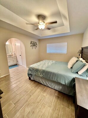 4 bedrooms, desk, travel cot, WiFi - Univ. City 4-BR • Heated • Furnished • Wi-Fi • W/D • Wi-Fi •Washer/Dryer (Universal City)