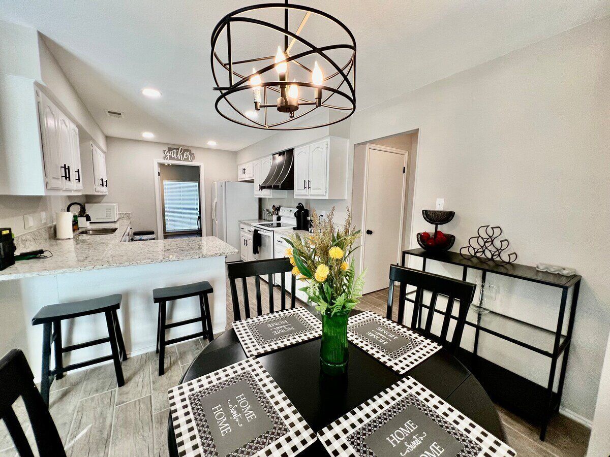 Your Extended Stay Haven Near Downtown - San Antonio 4BR