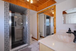 Towels, soap, shampoo, toilet paper - Tropical Home with Heated Pool (Cape Coral)