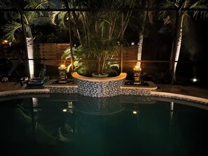 Utomhuspool och uppvärmd pool