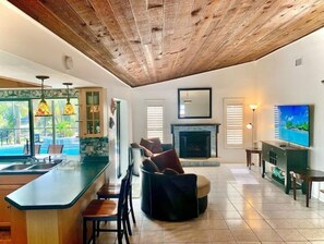Una Smart TV, una chimenea