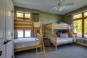 3 quartos, berƧo de viagem, Wi-Fi de cortesia, roupa de cama