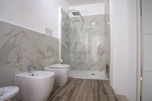 Dusche, Haartrockner, Bidet, Handtücher