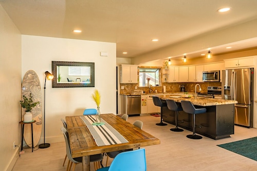 Modern Coast Escape |Hot Tub & Games |Near Beach