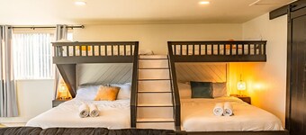 Modern Coast Escape |Hot Tub & Games |Near Beach