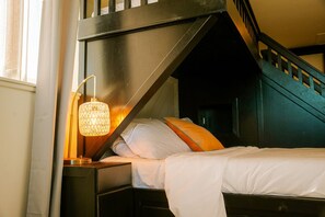 4 slaapkamers, een bureau, een strijkplank/strijkijzer, reisbedje