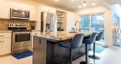 Modern Coast Escape |Hot Tub & Games |Near Beach