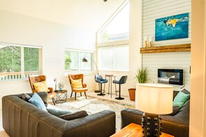 Televisio, takka, videopelejä, pöytätennispöytä