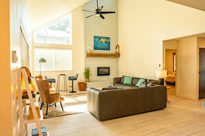 Televisio, takka, videopelejä, pöytätennispöytä