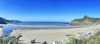 Modern Coast Escape |Hot Tub & Games |Near Beach