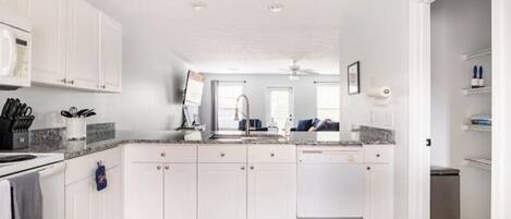 Kjøleskap, mikrobølgeovn, ovn og kokeplater