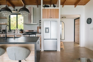 Frigorífico, microondas, horno y placa de cocina