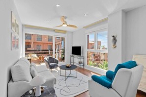 Smart TV - Comeback Me & Mrs. Jones (AN)