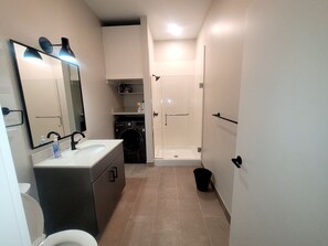 Sèche-cheveux, serviettes fournies, savon, papier toilette