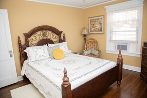 3 bedrooms, iron/ironing board, WiFi, bed sheets - Beautiful Historic Home overlooking Downtown/BOK (Tulsa)