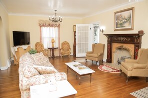 Smart TV, fireplace - Beautiful Historic Home overlooking Downtown/BOK (Tulsa)