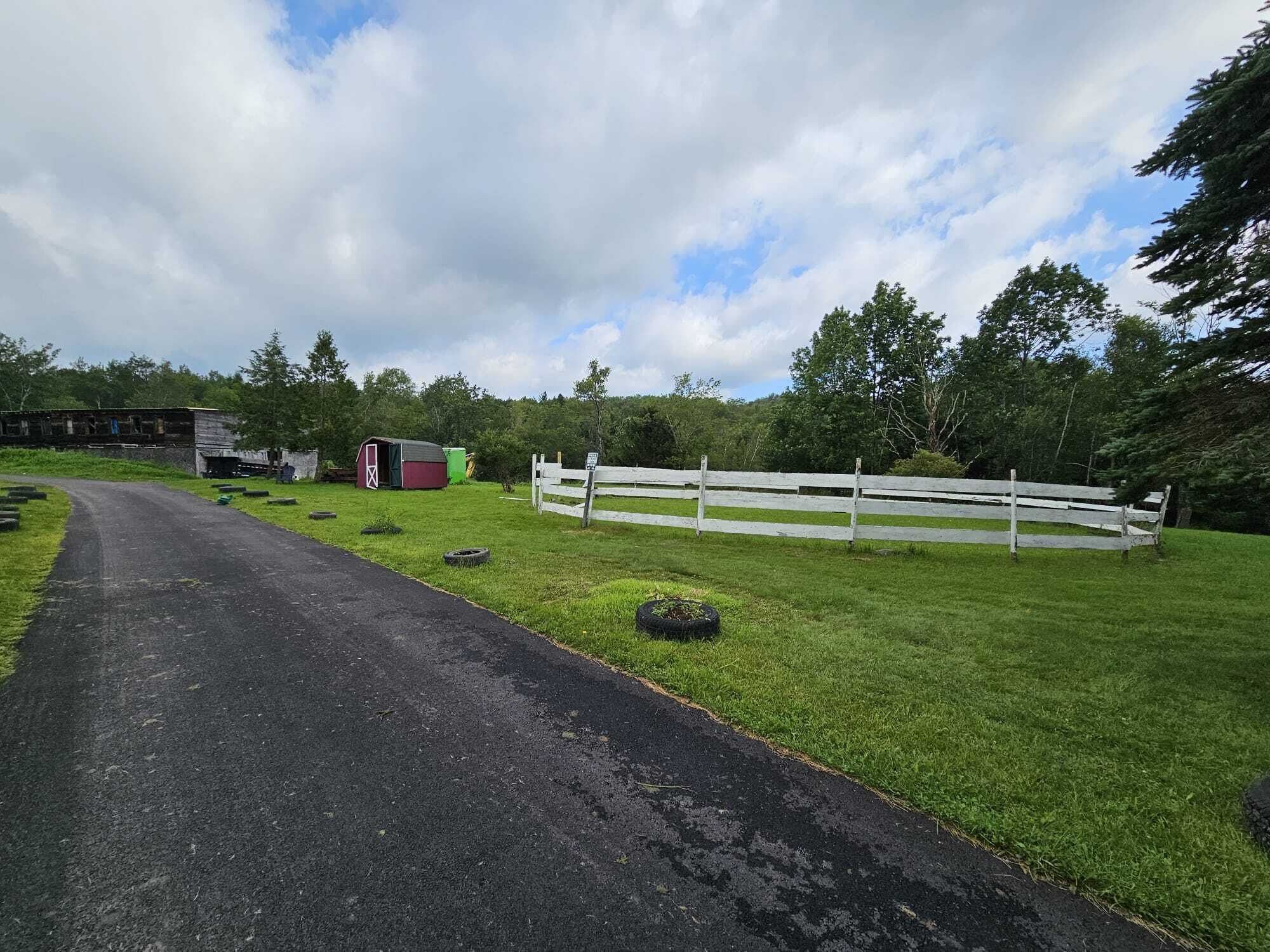 New exotic barn with+3 house   37 beds sleep 45 lake/stream/hottubs/pools