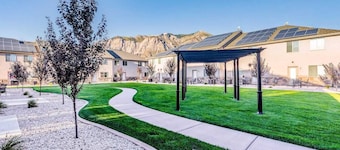30% OFF, Ski Dream Sleeps 14 in Comfort! 2 Dedicated HotTubs,BBQ,5 Min to Dwntwn