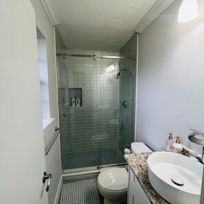 Dusj, hårføner, håndklær og såpe
