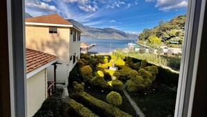 A view of a house with a garden and a lake. - Hotel Casa Ki'iil San Juan La Laguna  (San Juan La Laguna)